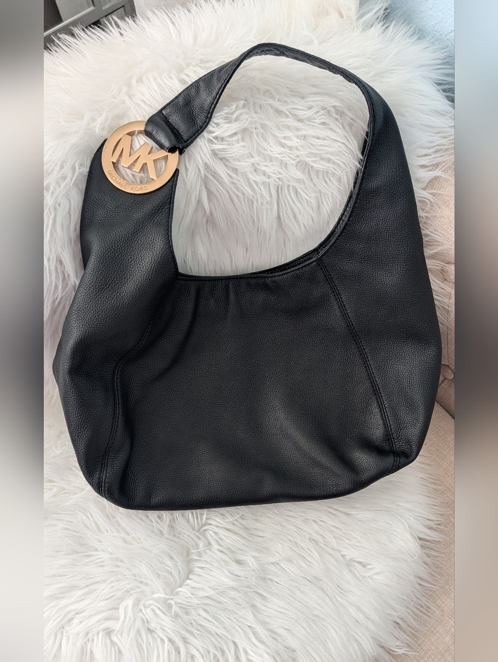Michael Kors  Shoulder Hobo with Gold MK Charm .Came With MK Dust Bag . - Picture 14 of 14